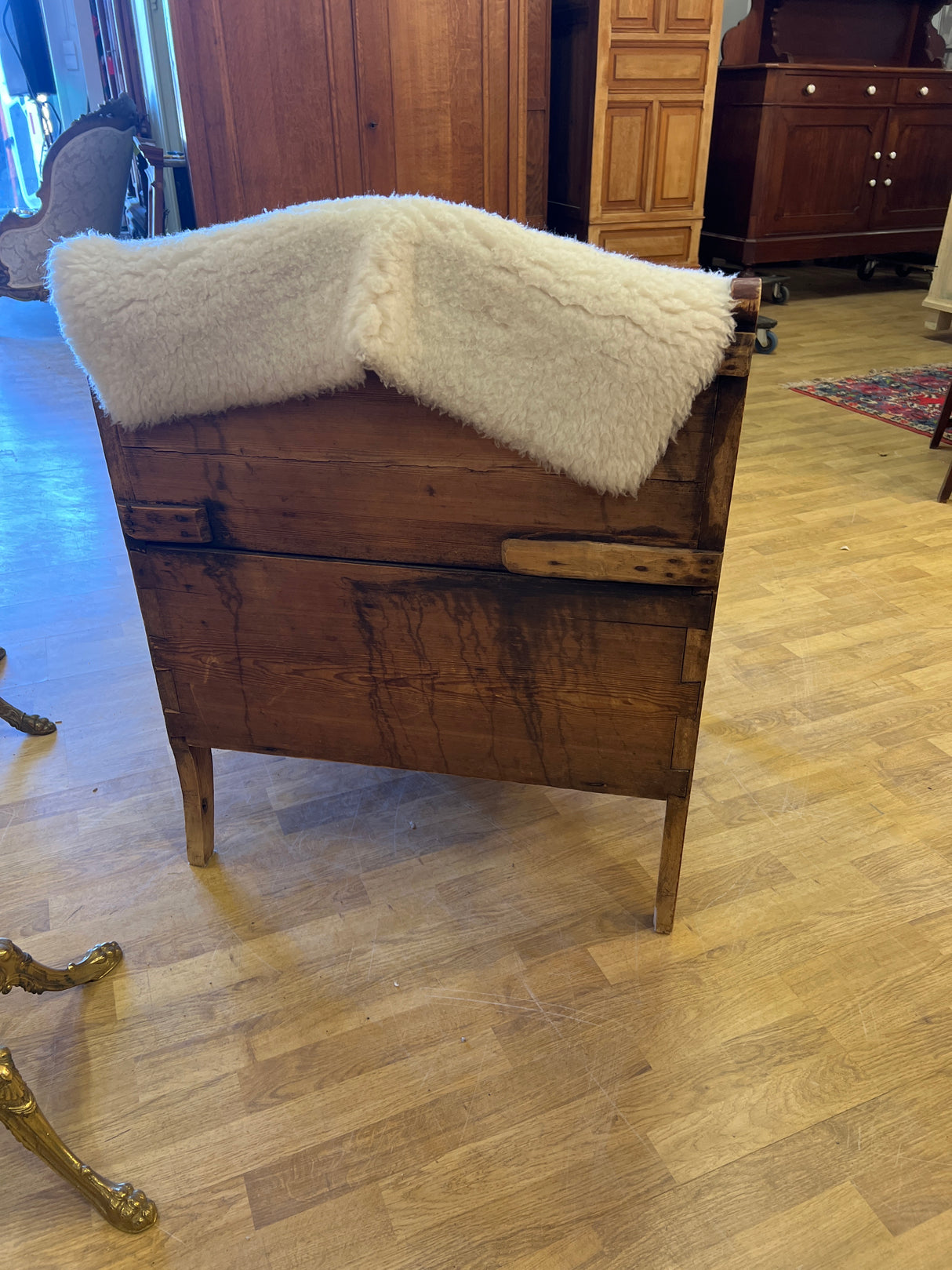 Erikoisen hieno päästävedettävä sänkytuoli L. 72,5cm, S. 62,5cm ja K. 92cm