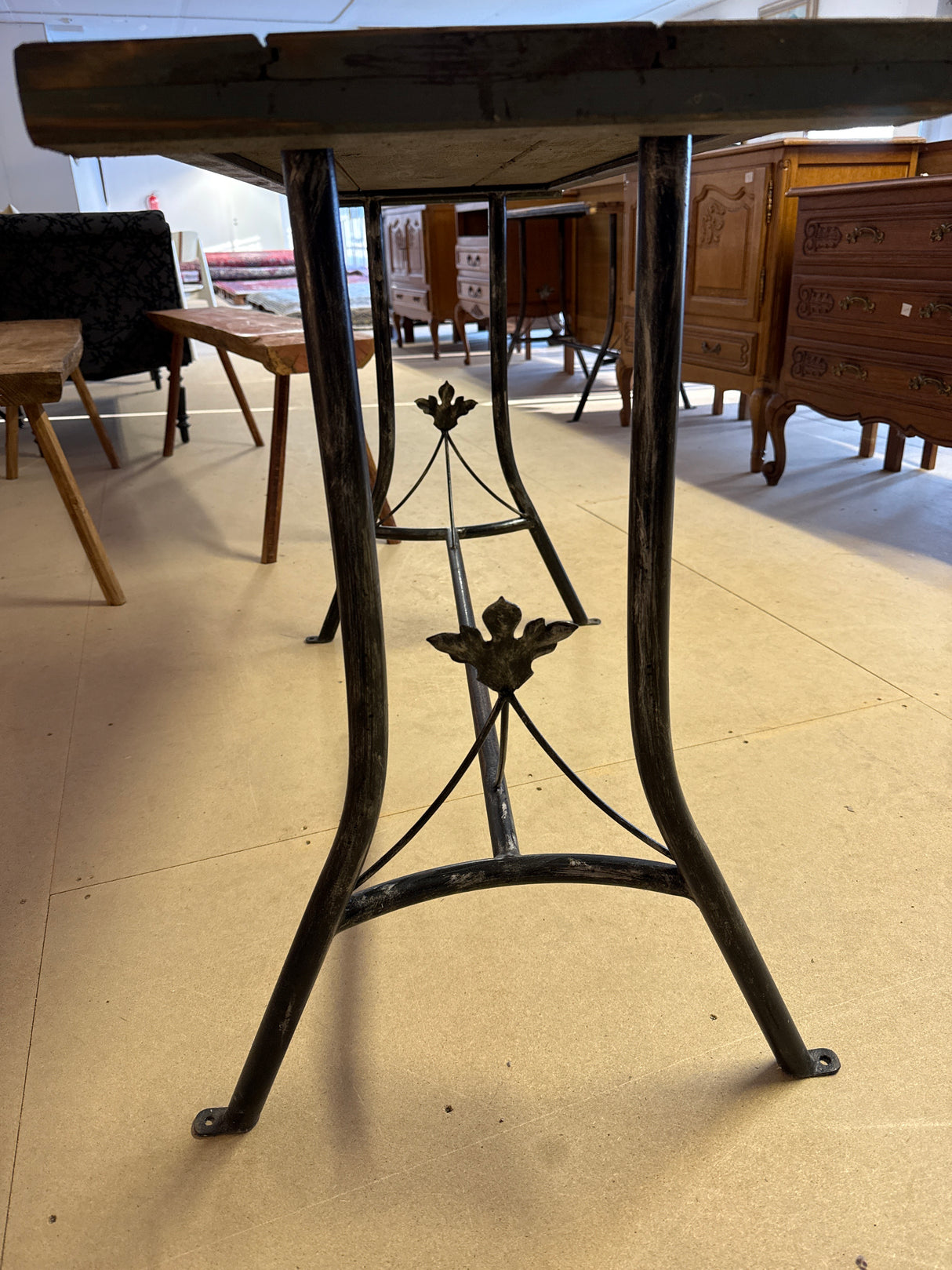 Upea metallijalkainen sivupöytä/ pöytä P.112cm L.41cm, K.74cm