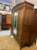 Upea jugend vaatekaappi 1900-1910-luvulta. L. 193cm, S. 59cm ja K. 234,5cm