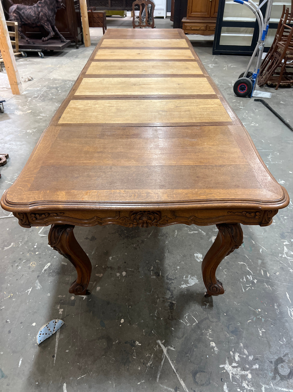 Rokokoo ruokapöytä Pituus. 135cm ja leveys 105cm. Korkeus 76cm. + jatkot.