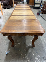 Rokokoo ruokapöytä Pituus. 135cm ja leveys 105cm. Korkeus 76cm. + jatkot.