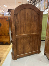 Upea massiivi tamminen vaatekaappi. L. 142,5cm, S. 60cm ja K. 211cm