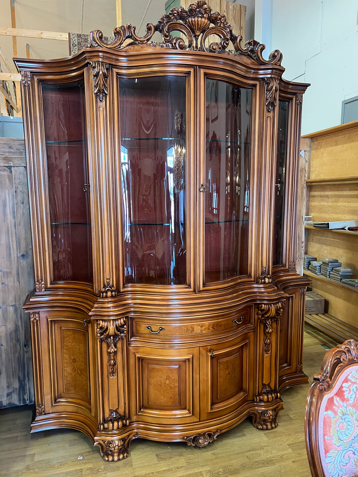 Uskomattoman kaunis italialainen ruokasalikalustokokonaisuus. Pöytä + 6 tuolia, astiakaappi, senkki + peili.