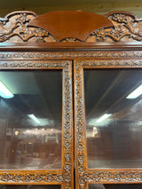 Hurjan hieno aasialainen vitriinikaappi L. 107cm, S. 45cm ja K. 197cm