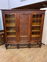 Barokki kirja/astiakaappi L. 175cm, S. 43cm ja K. 174cm