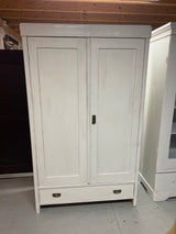 Valkoinen vaatekaappi L. 116cm, S. 48cm ja K. 192,5cm
