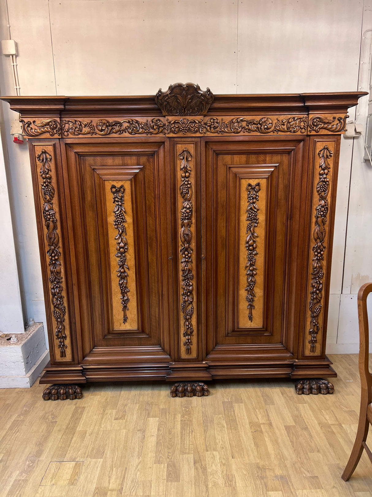 Huikean tasokas barokki kaappi hyllyillä L. 196cm, S. 52cm ja K. 186cm
