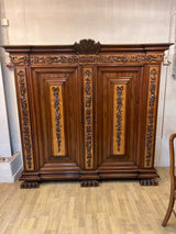 Huikean tasokas barokki kaappi hyllyillä L. 196cm, S. 52cm ja K. 186cm