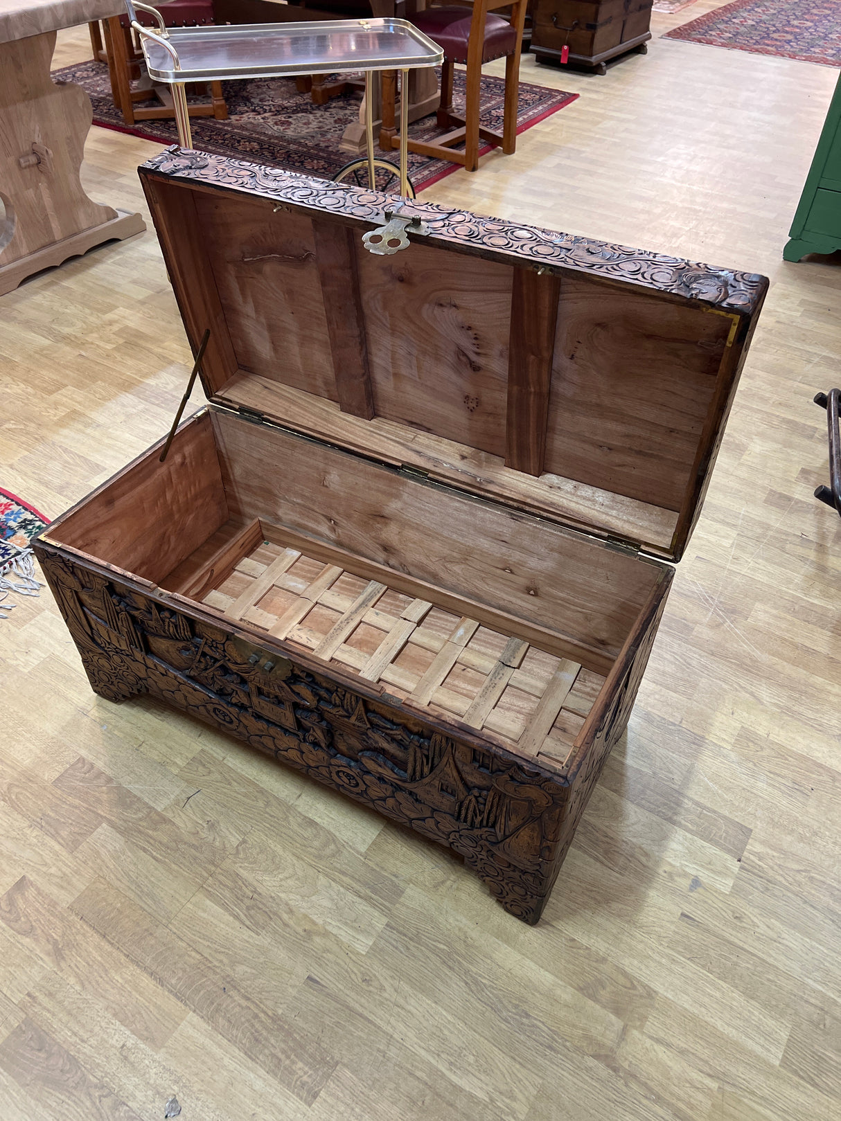 Arkku L. 89cm, S. 43cm ja K. 50cm