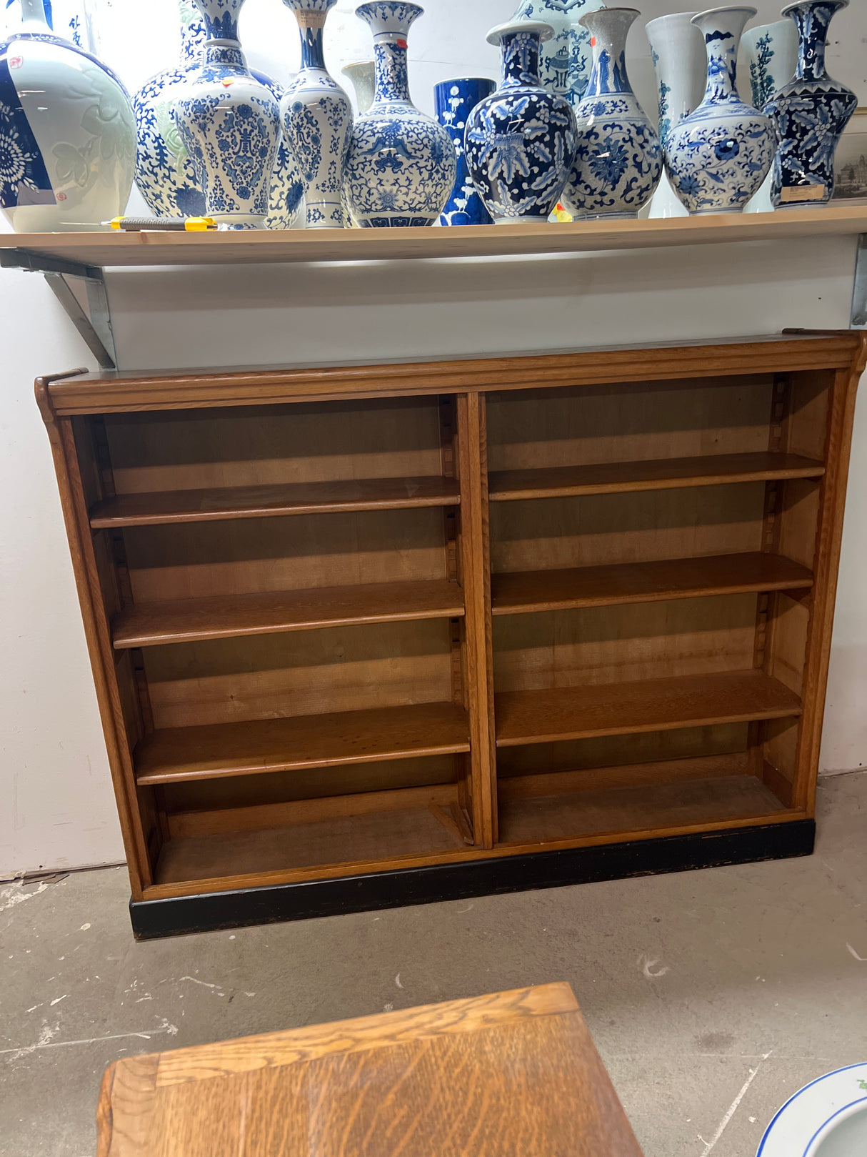 Kaunis tamminen avohyllykkö L. 167vm, S. 33cm ja K. 128,5cm.