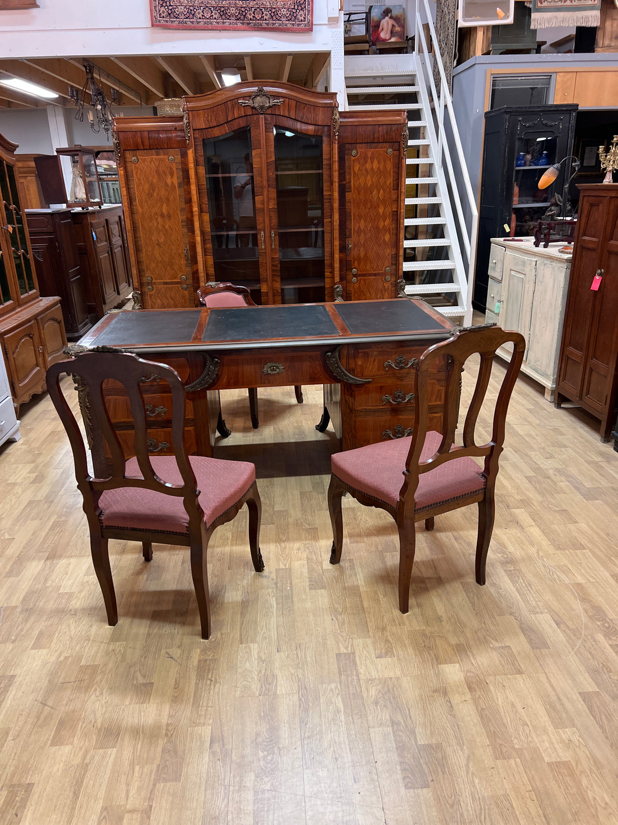 Upea ranskalainen toimiston kokonaisuus. Kirjoituspöytä, johtajan tuoli, asiakas tuoli x2 ja kirjakaappi😍