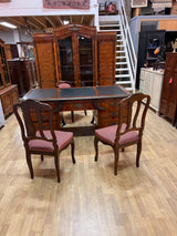 Upea ranskalainen toimiston kokonaisuus. Kirjoituspöytä, johtajan tuoli, asiakas tuoli x2 ja kirjakaappi😍