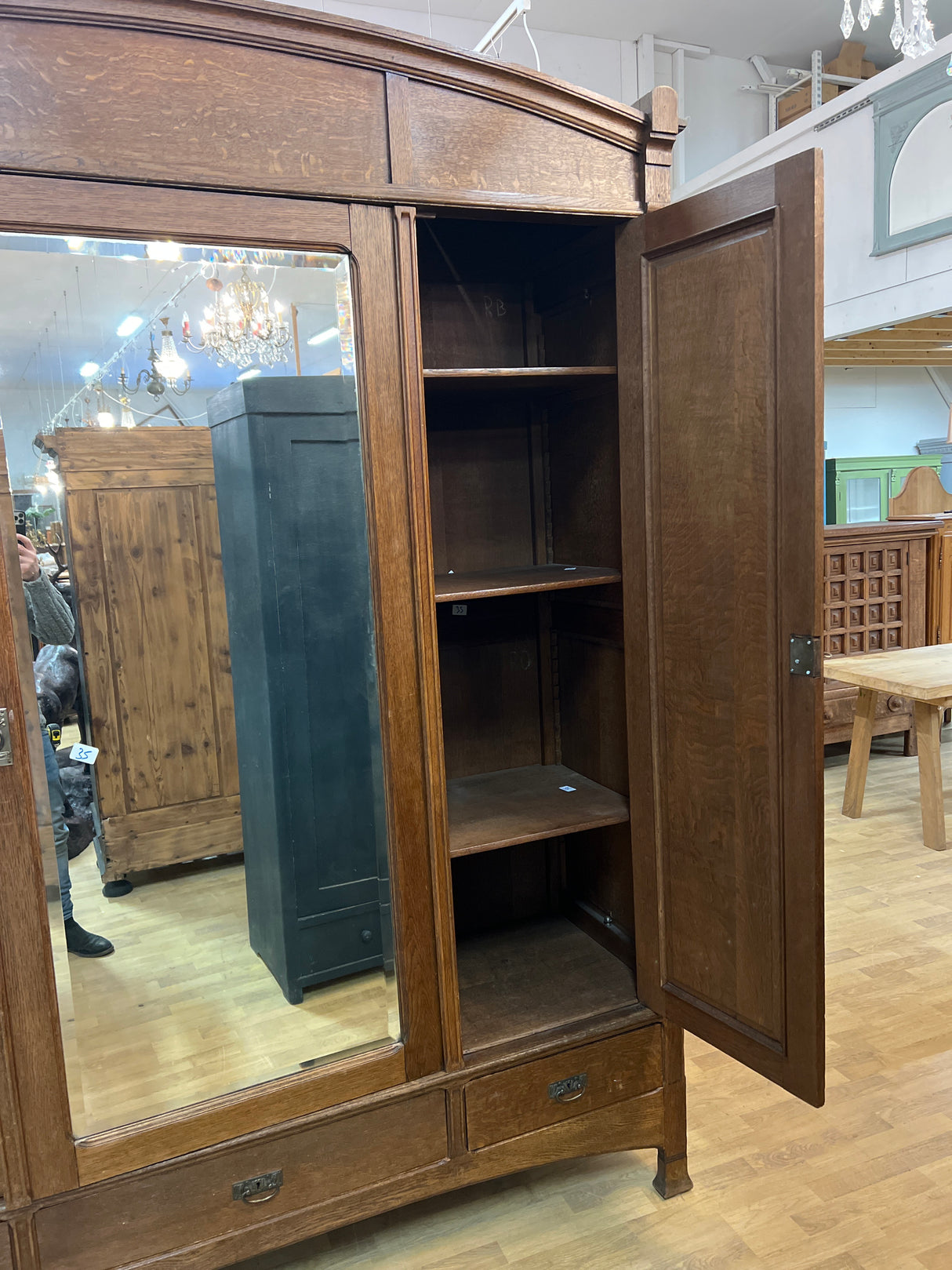 Upea jugend vaatekaappi 1900-1910-luvulta. L. 193cm, S. 59cm ja K. 234,5cm