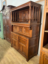 Upea antiikkikaappi L. 143cm, S. 58,5cm ja K. 199cm.