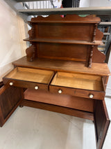 Mahonkinen senkki L. 167cm, S. 50,5cm ja K. 178,5cm.