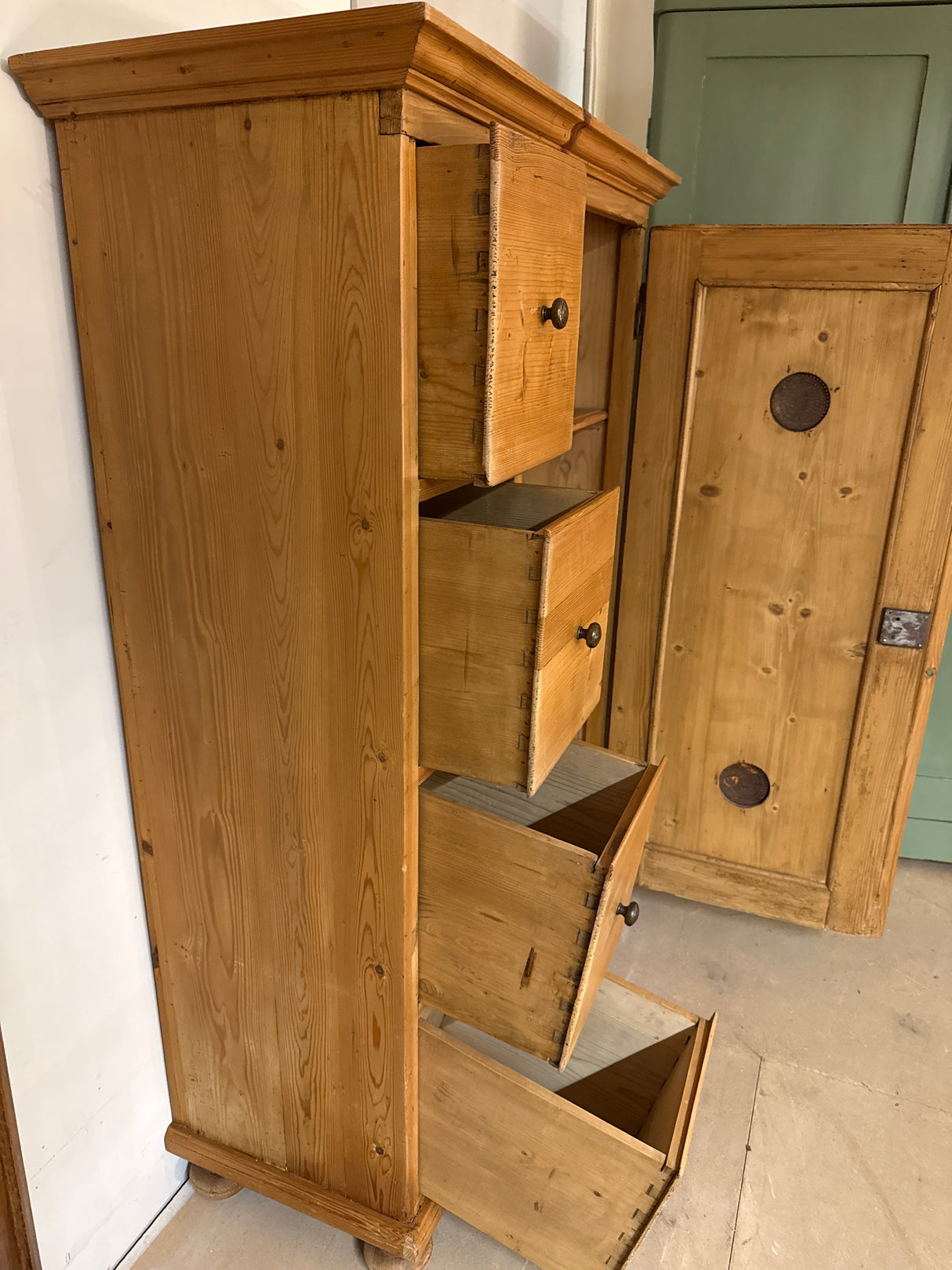 Upea talonpoikais-ruokakaappi L.98cm, S.43.5cm, K.151cm