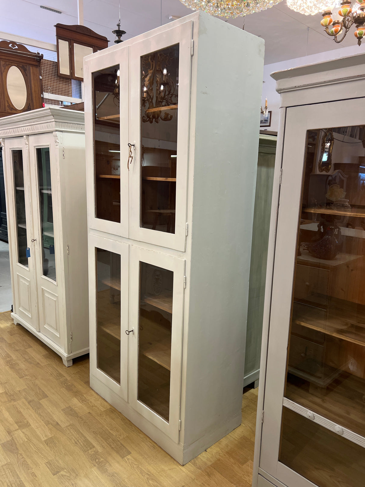 Massiivipuinen talonpoikais vitriini L. 97cm, S. 50cm ja K. 218cm.