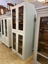 Massiivipuinen talonpoikais vitriini L. 97cm, S. 50cm ja K. 218cm.