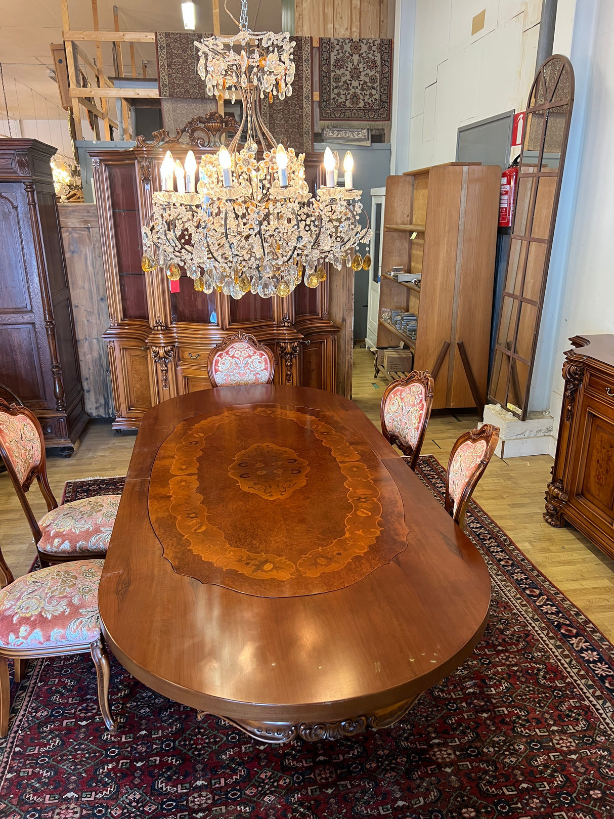 Uskomattoman kaunis italialainen ruokasalikalustokokonaisuus. Pöytä + 6 tuolia, astiakaappi, senkki + peili.