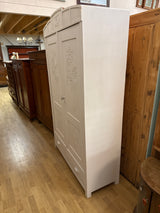 Upea valkoinen vaatekaappi L.117cm, S.45.5cm, K.195cm