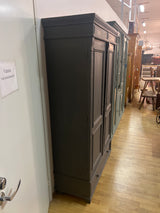 Upea harmaa vaatekaappi L. 110cm, S. 47cm ja K. 186,5cm.