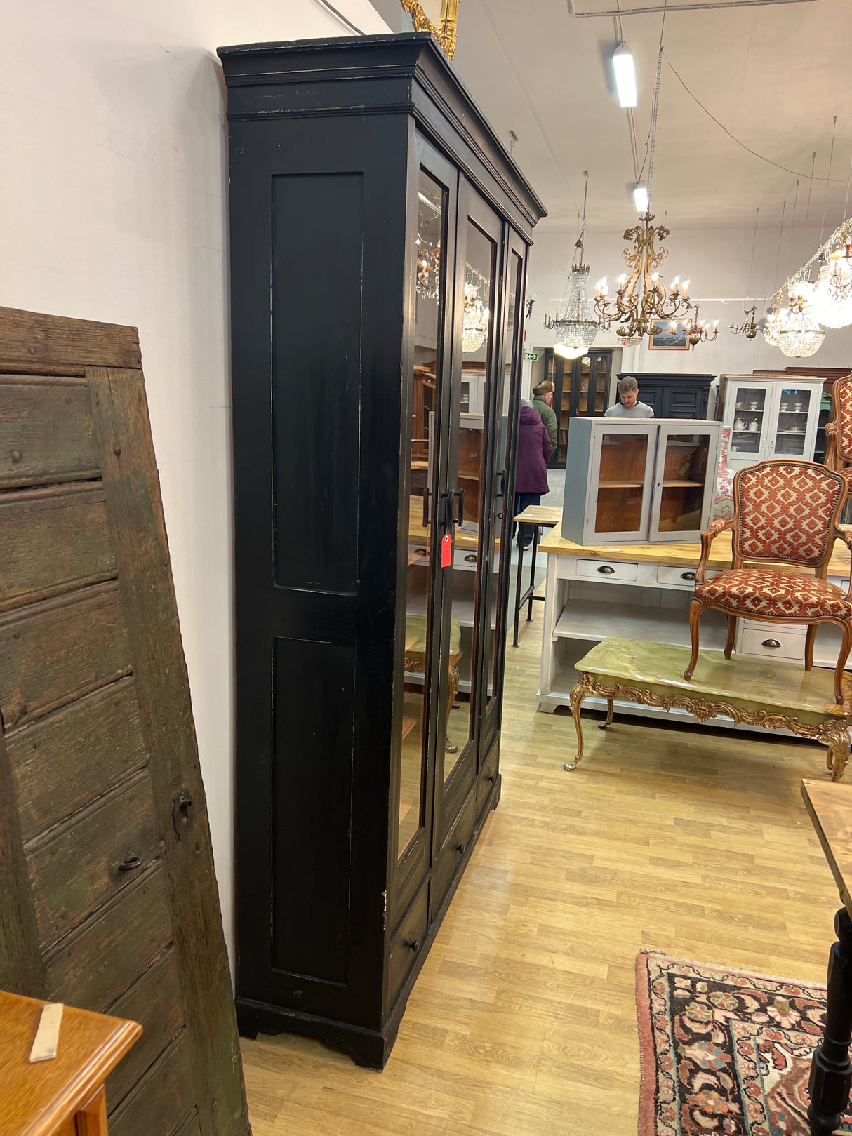 Mahtava kirjakaappi L. 154cm, S, 42cm ja K. 218cm