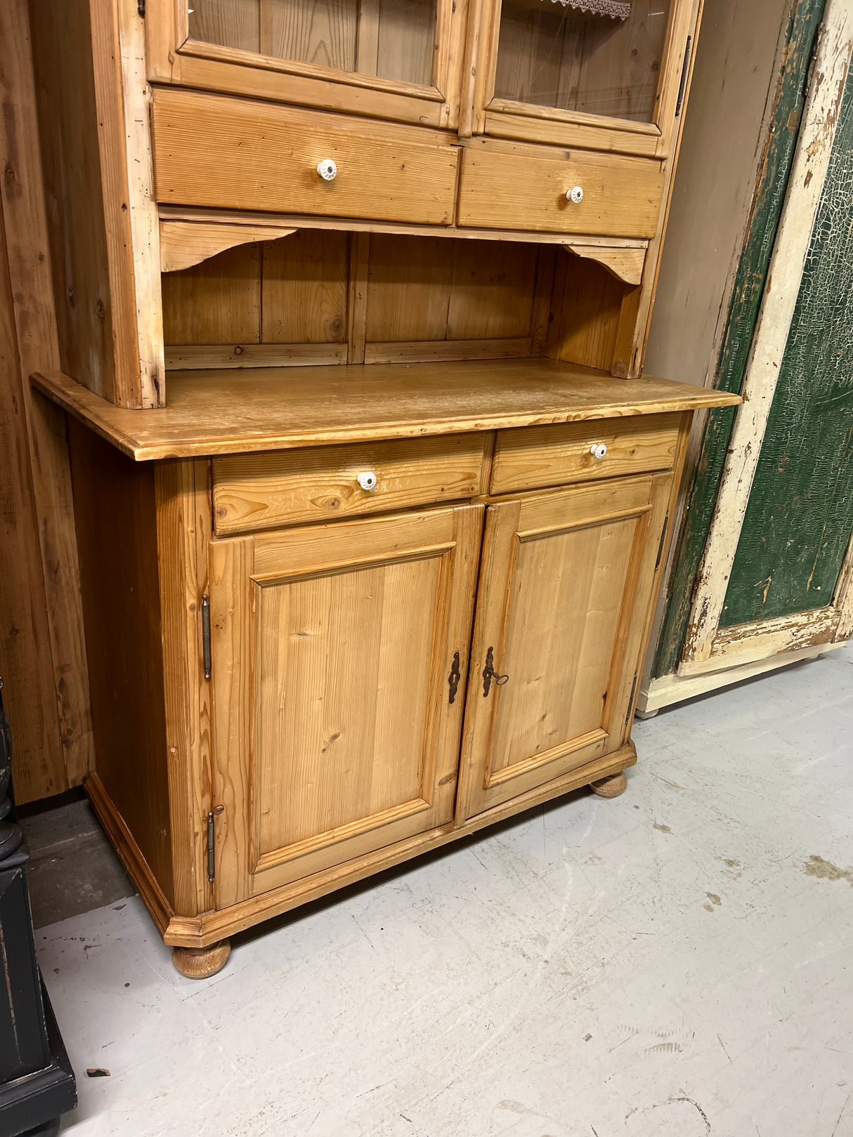 Talonpoikais astiakaappi L. 113cm, S. 50cm ja K. 215cm