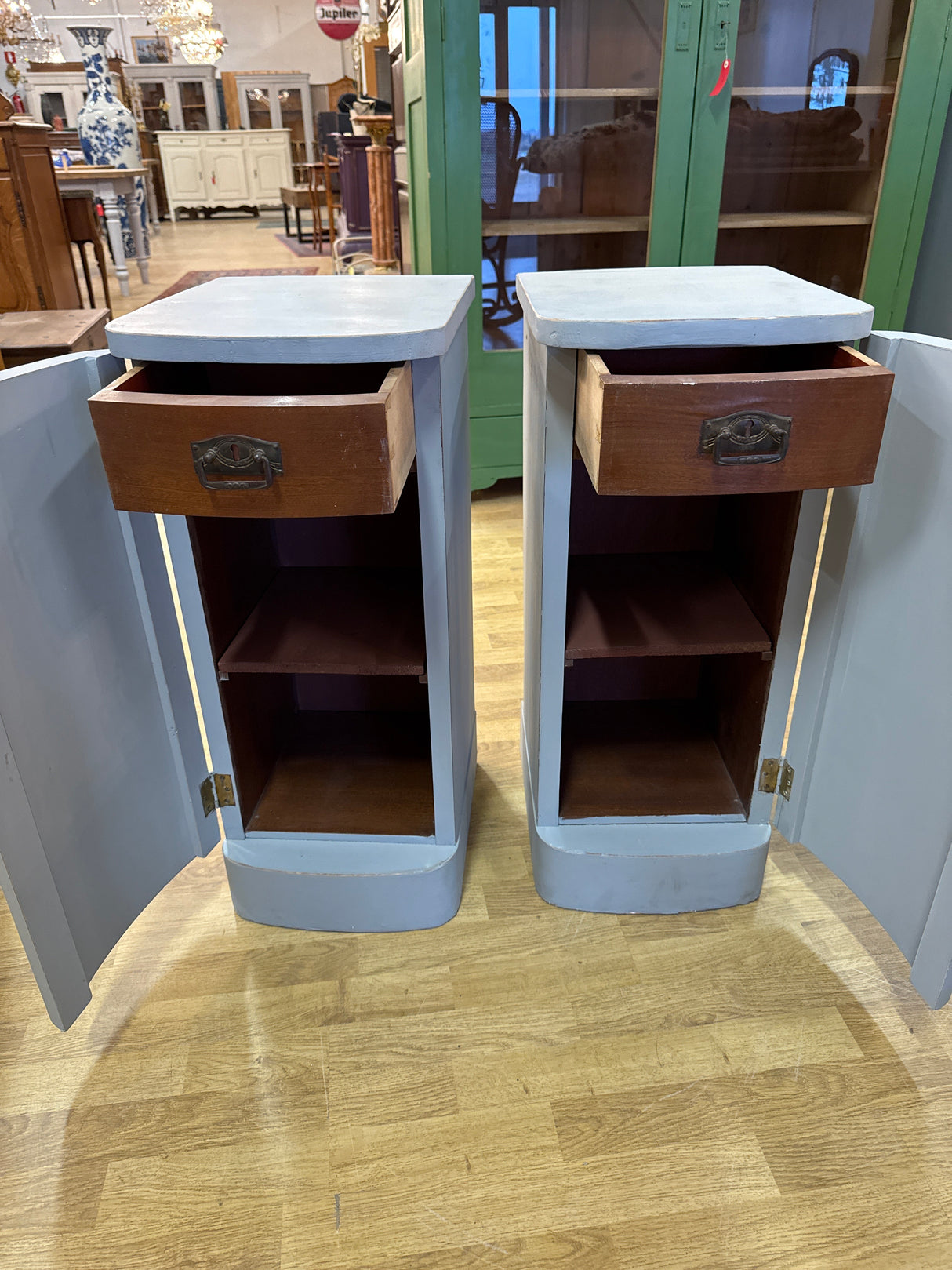Pair of bedside tables W.32cm, D.38cm, H.74.5cm