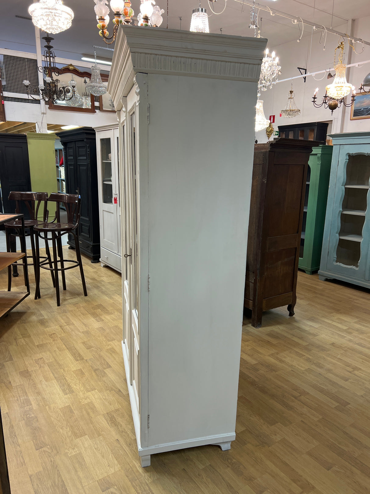 Vitriinikaappi L. 126,5cm, S.55cm ja K. 192cm