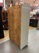 Kaunis patinavalkoinen vaatekaappi L. 117cm, S. 57,5cm ja K. 182,5cm