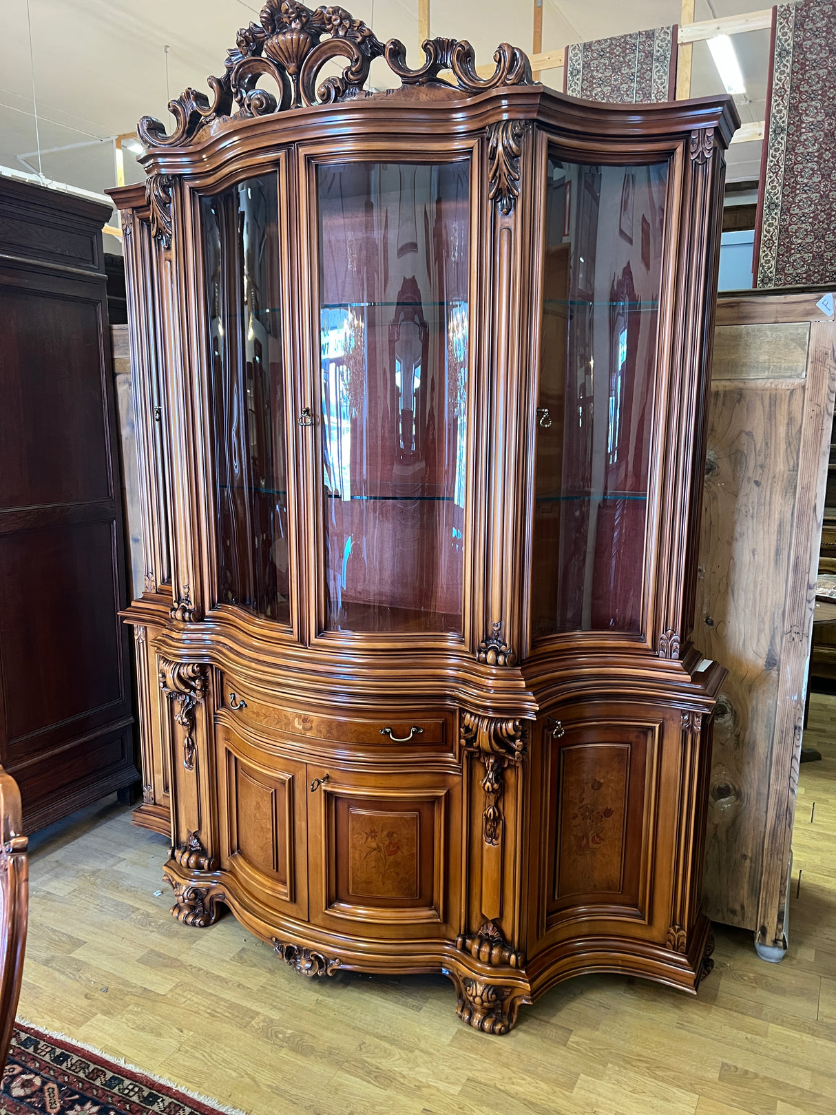 Uskomattoman kaunis italialainen ruokasalikalustokokonaisuus. Pöytä + 6 tuolia, astiakaappi, senkki + peili.