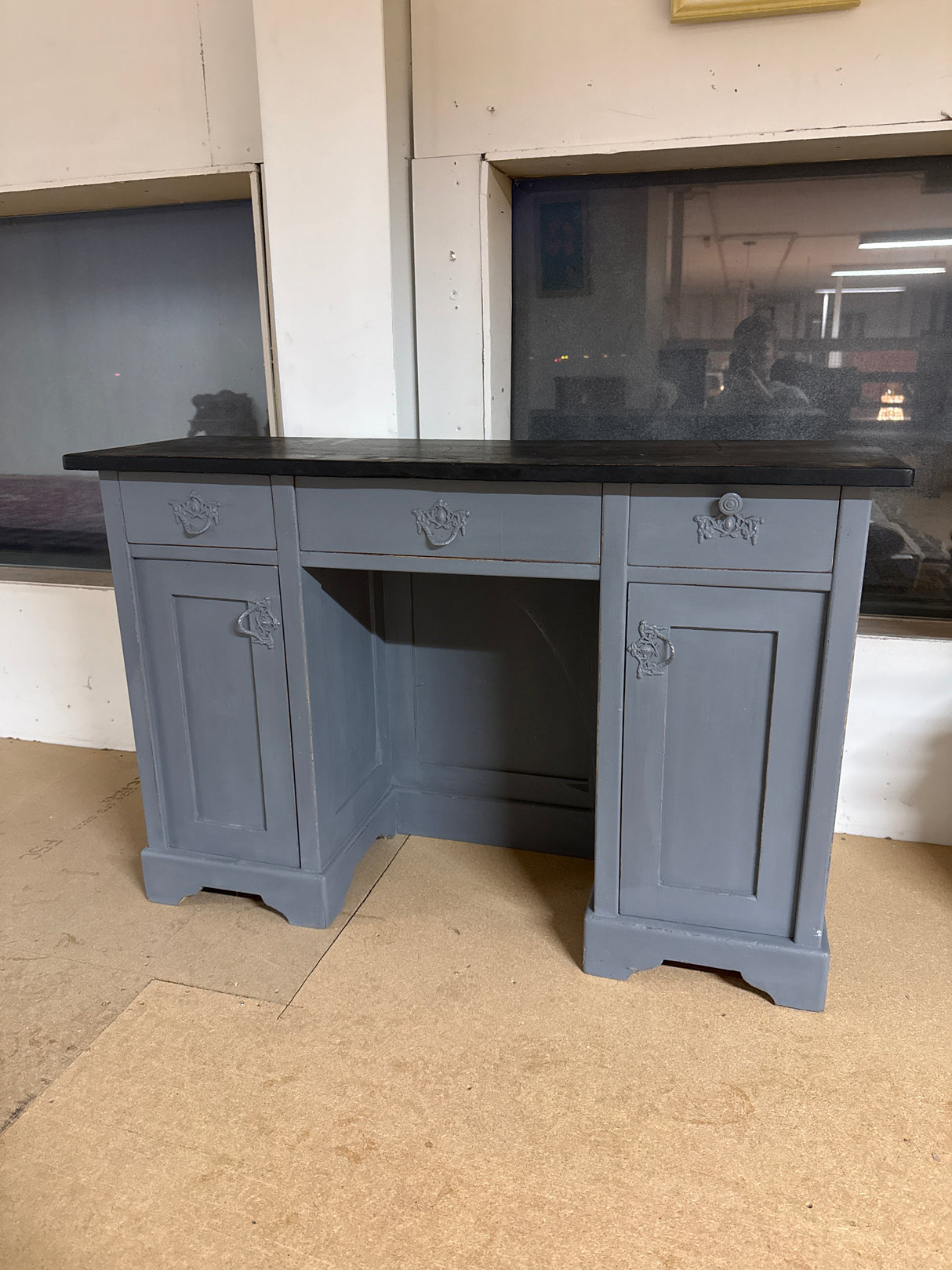 Kirjoituspöytä L.115.5cm, S.37.5cm, K.76cm