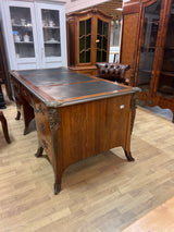 Upea ranskalainen toimiston kokonaisuus. Kirjoituspöytä, johtajan tuoli, asiakas tuoli x2 ja kirjakaappi😍