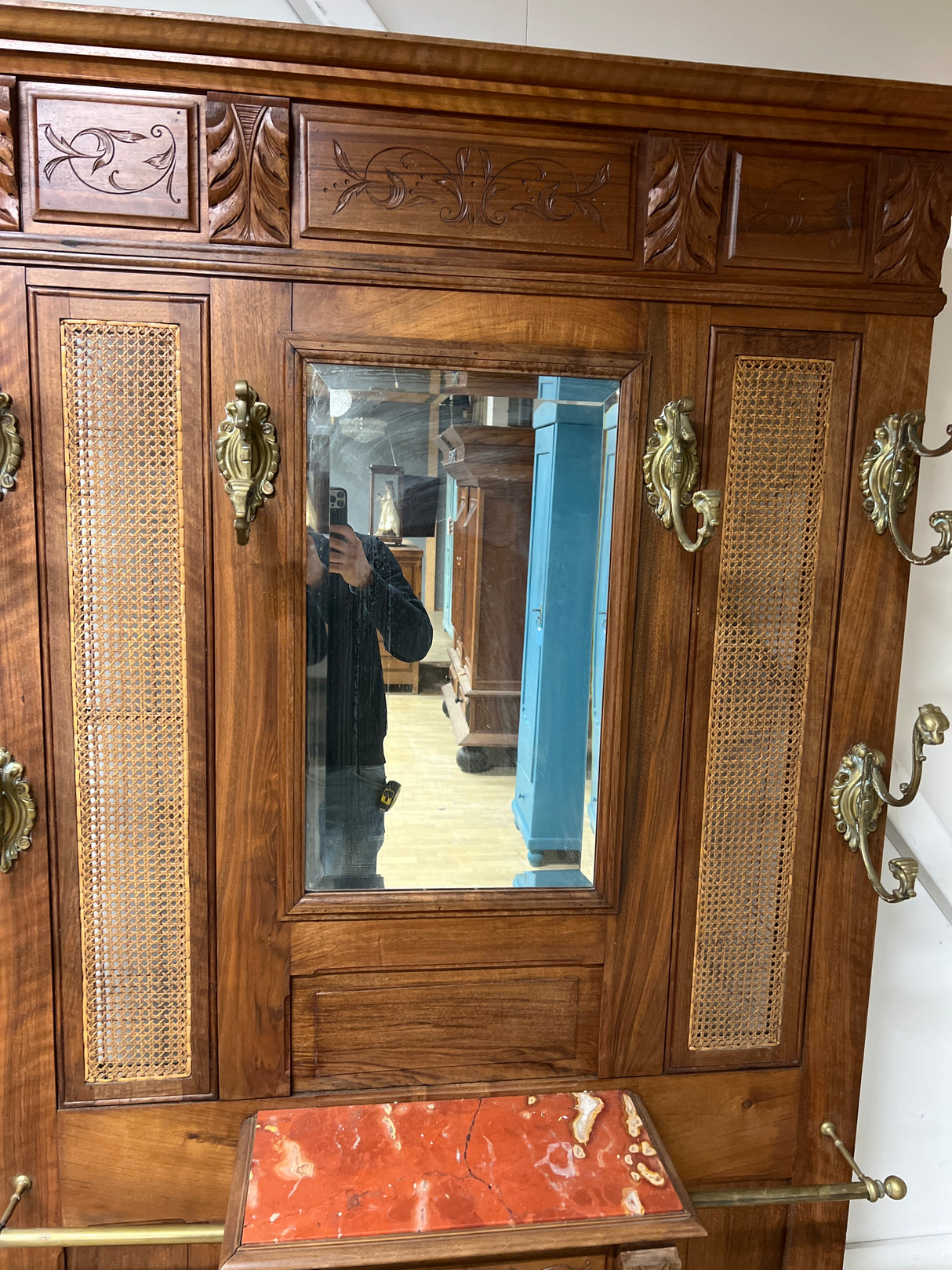 Upea eteiskaluste L. 114cm, S. 23,5cm ja K. 202cm