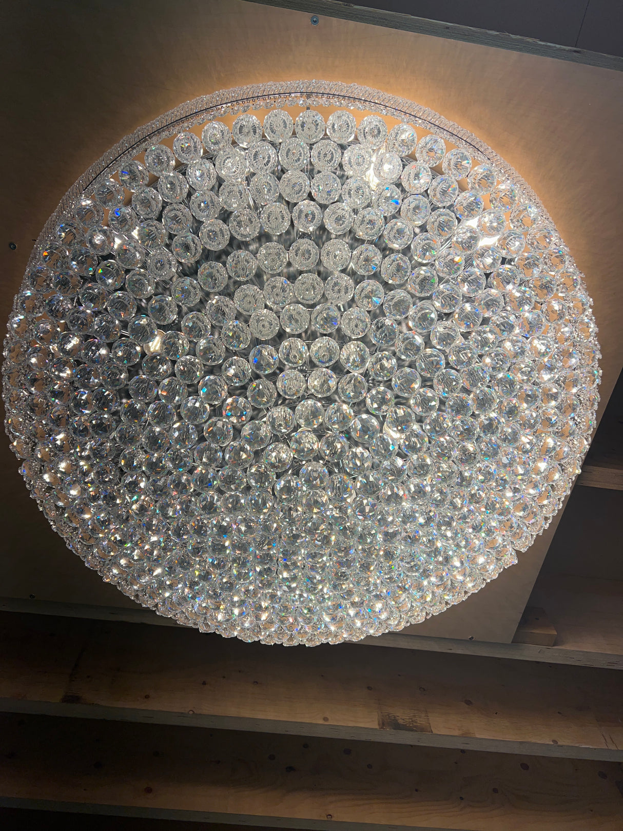 Jättimäinen kristalli plafondi😍 Halkaisija n.110cm ja korkeus katosta alimmaiseen prismaan n.42cm