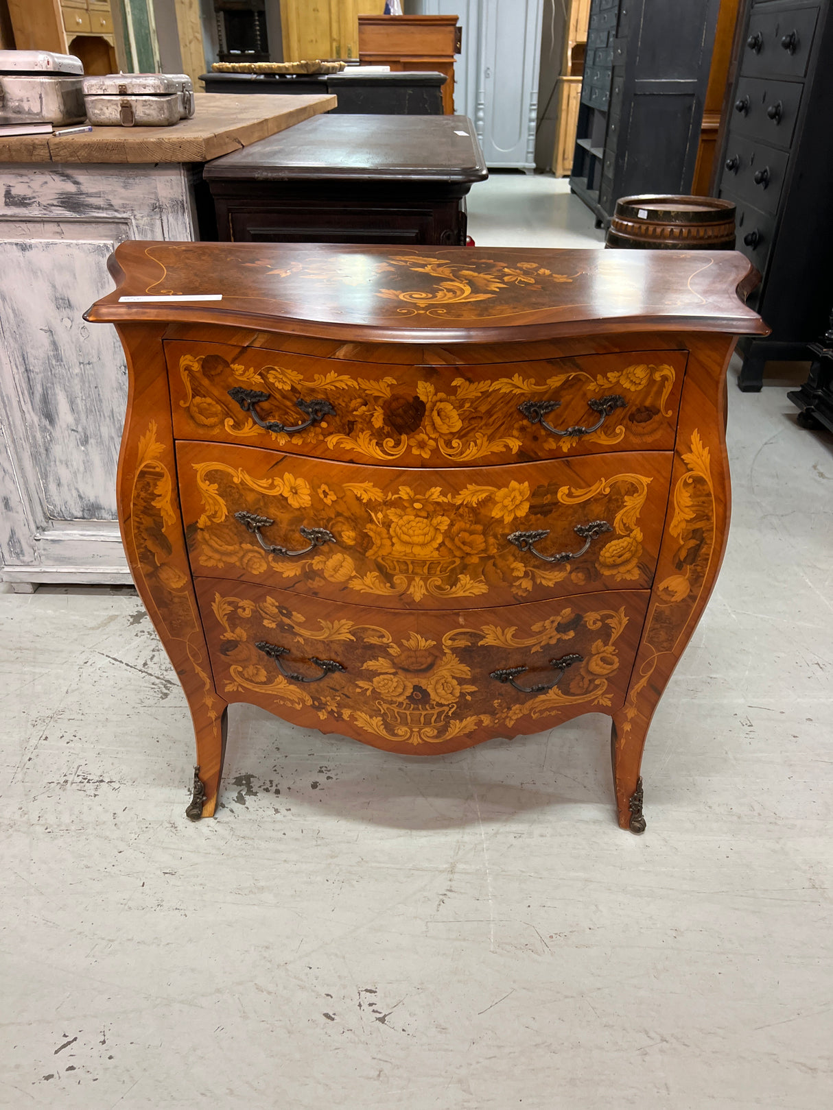 Mahalipasto L. 90cm, S. 42cm ja K. 81cm.