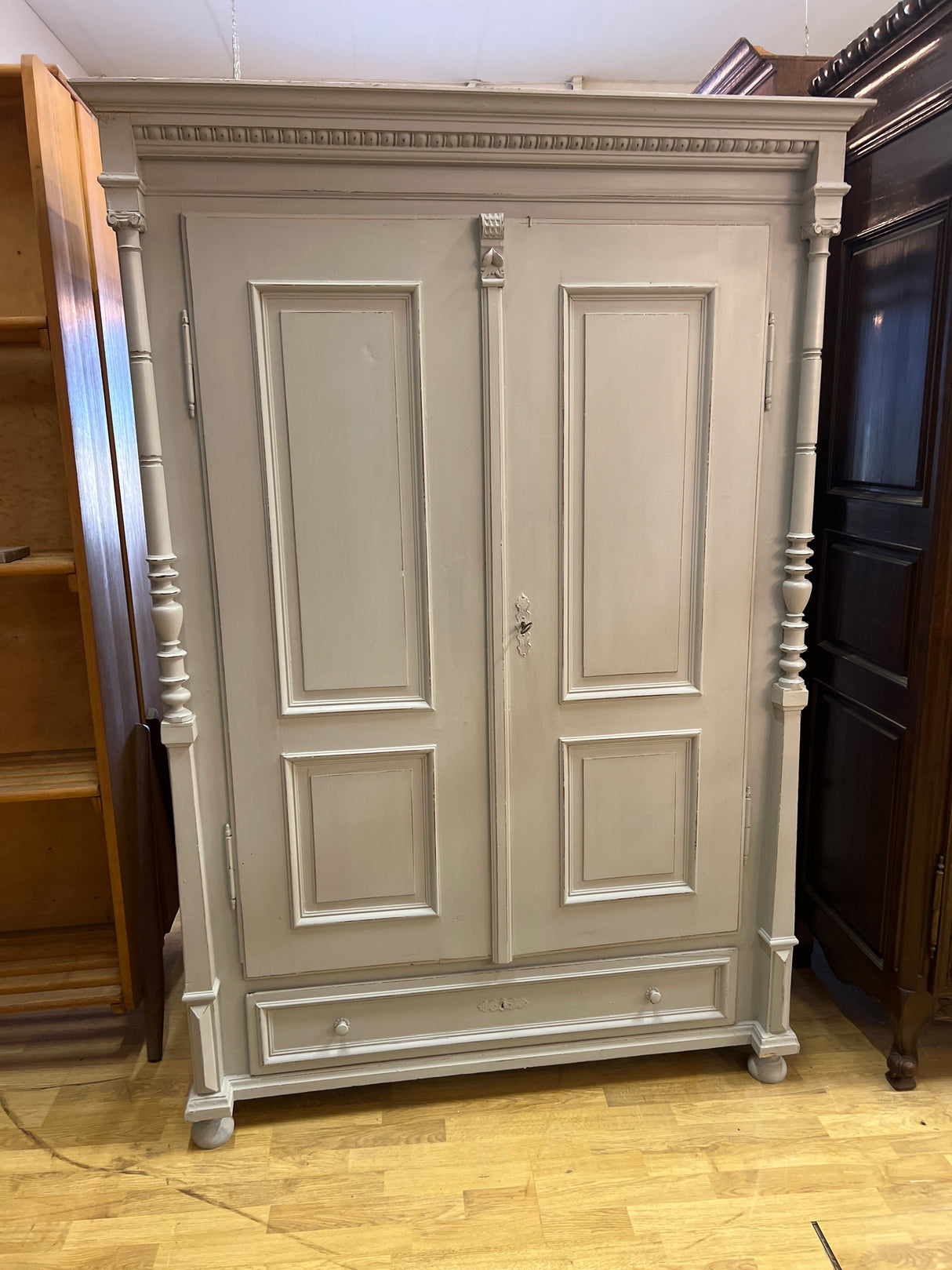 Upea helmenharmaa vaatekaappi L. 130cm, S. 55cm ja K. 191cm