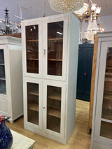 Massiivipuinen talonpoikais vitriini L. 97cm, S. 50cm ja K. 218cm.