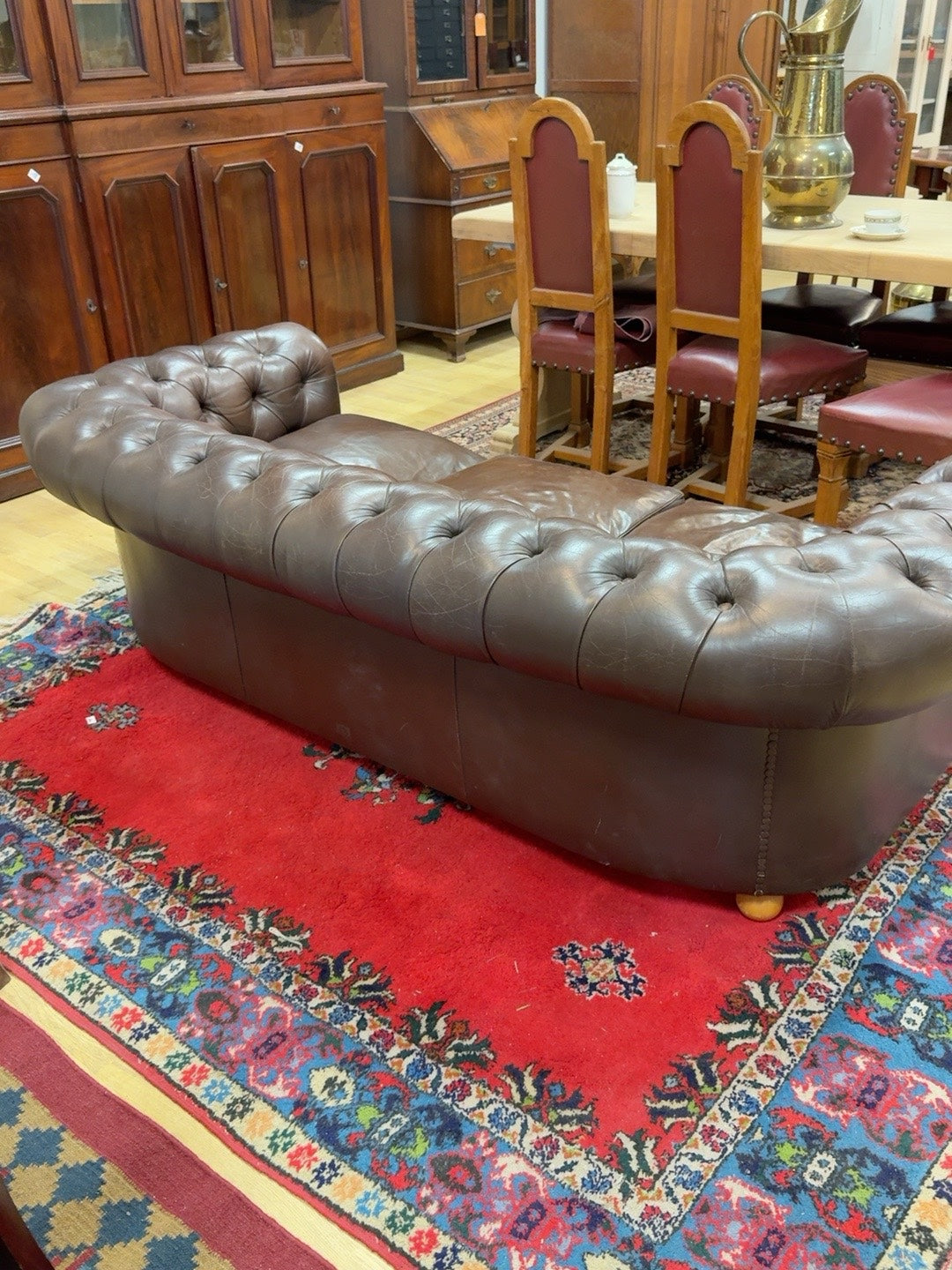 Chesterfield-sohvan takaosa ja verhoilu