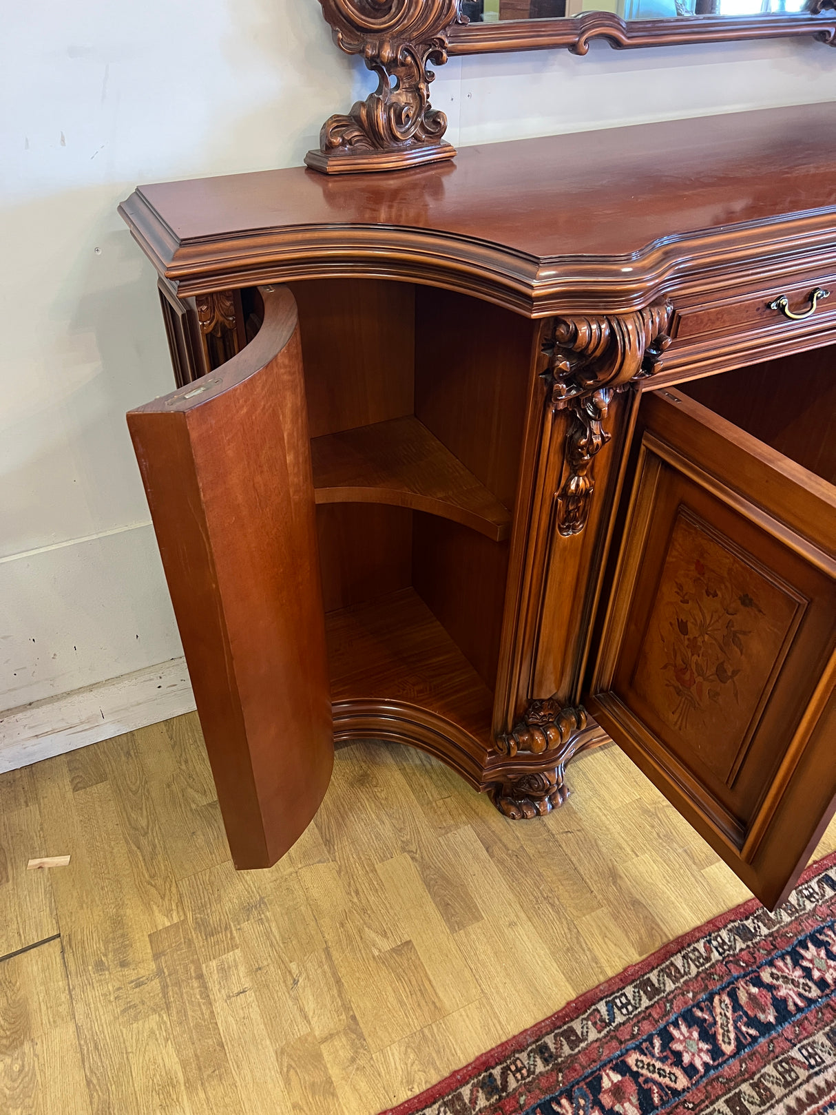 Uskomattoman kaunis italialainen ruokasalikalustokokonaisuus. Pöytä + 6 tuolia, astiakaappi, senkki + peili.