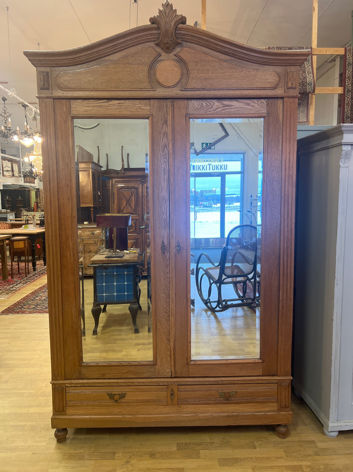 Kaunis tamminen peiliovi vaatekaappi L. 147,5vm, S. 55cm ja K. 240cm