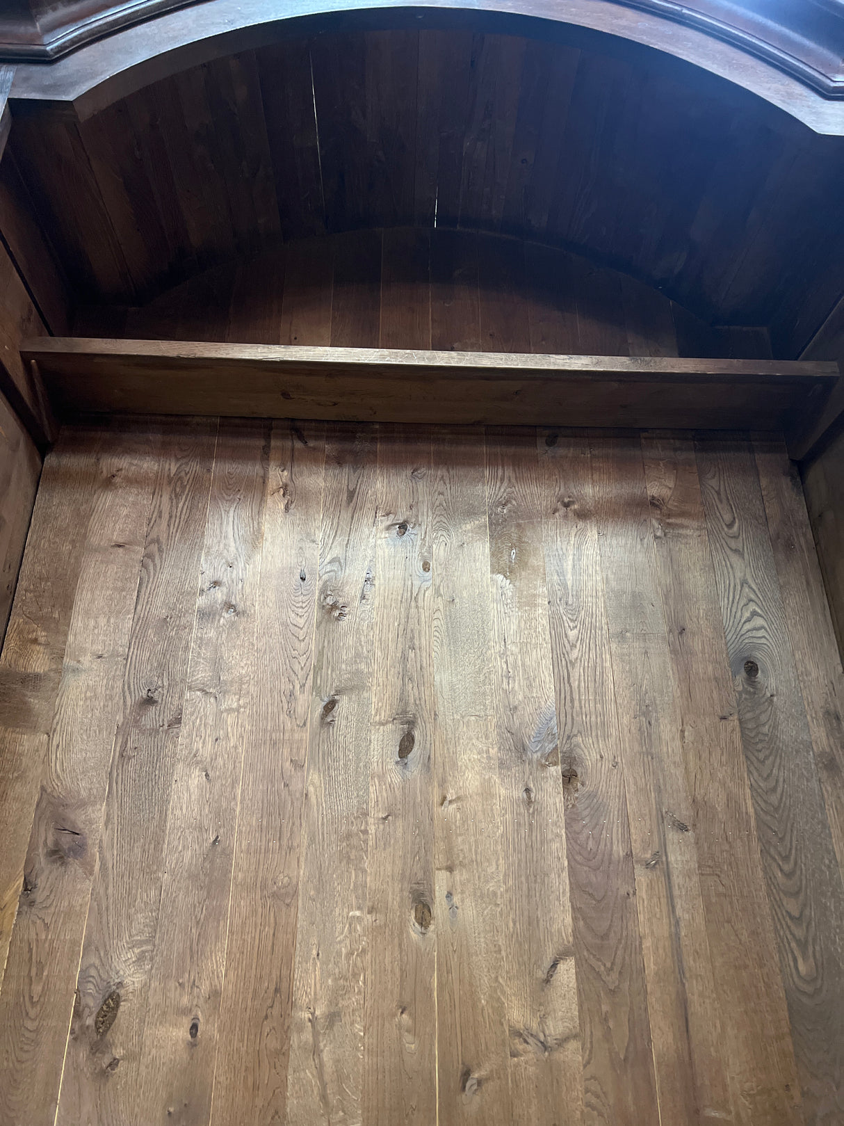 Upea massiivi tamminen vaatekaappi. L. 142,5cm, S. 60cm ja K. 211cm