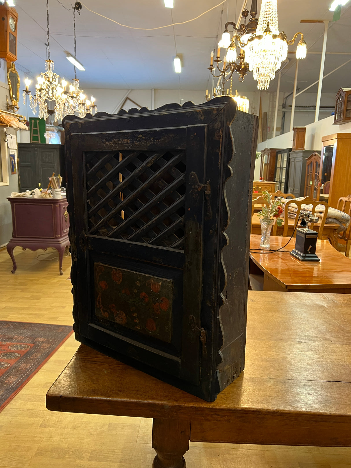 Upea 1800-luvun seinäkaappi transilvianin alueelta. L. 56,5cm, S.20cm ja K. 70cm