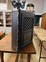 Upea 1800-luvun seinäkaappi transilvianin alueelta. L. 56,5cm, S.20cm ja K. 70cm