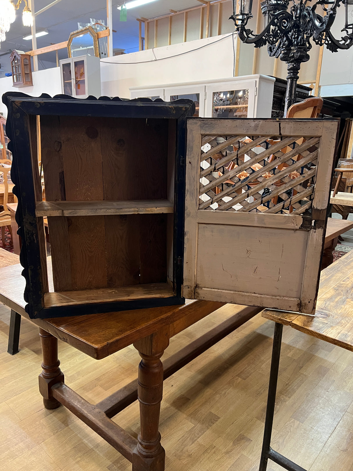 Upea 1800-luvun seinäkaappi transilvianin alueelta. L. 56,5cm, S.20cm ja K. 70cm