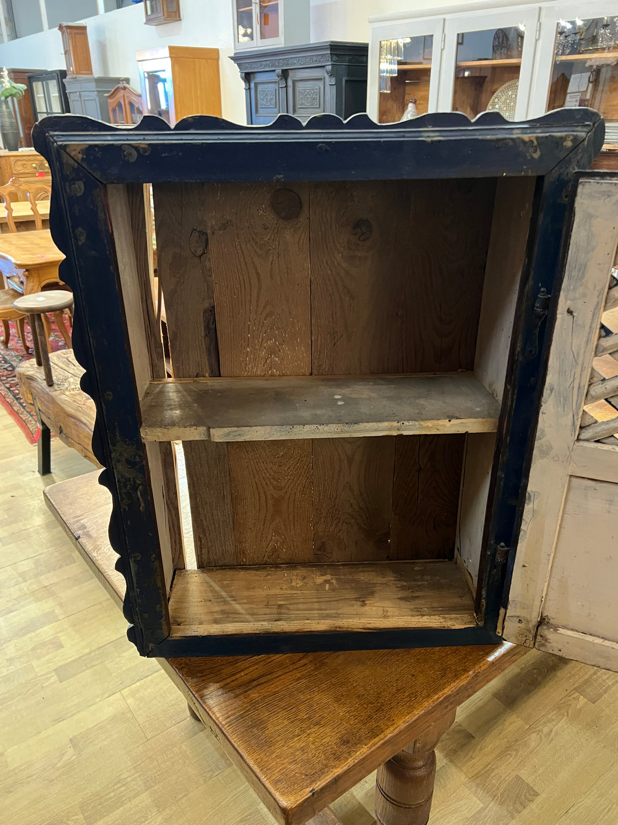 Upea 1800-luvun seinäkaappi transilvianin alueelta. L. 56,5cm, S.20cm ja K. 70cm