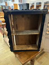 Upea 1800-luvun seinäkaappi transilvianin alueelta. L. 56,5cm, S.20cm ja K. 70cm