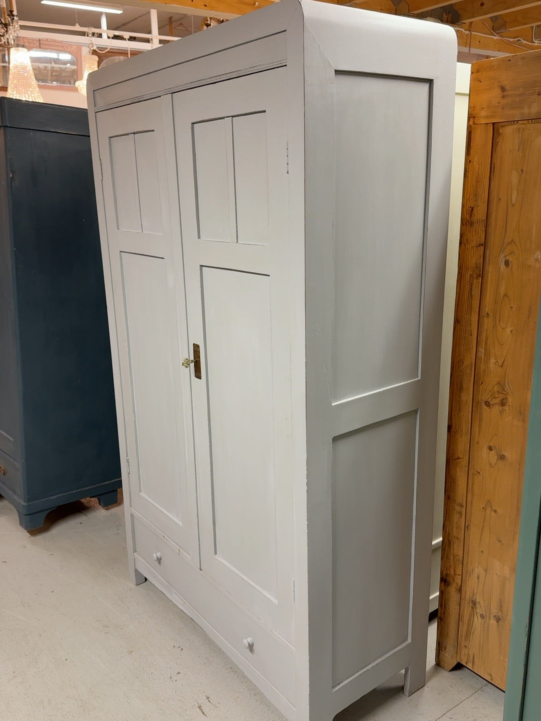 Vaatekaappi sivuviistosta