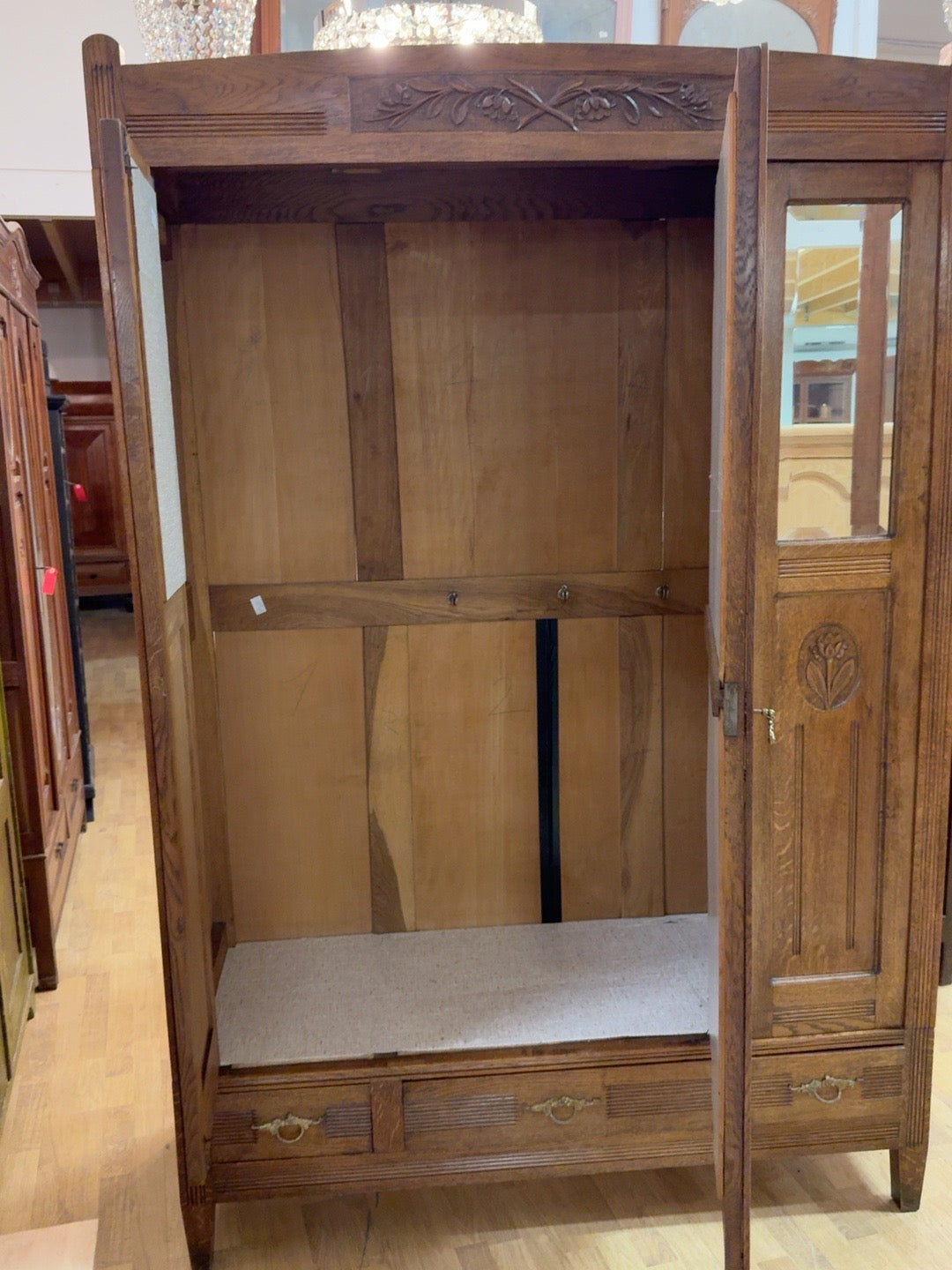 Jugend-vaatekaappi ovet avattuna