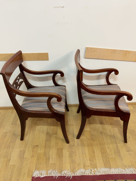 Biedermeier-käsinojatuolit sivulta